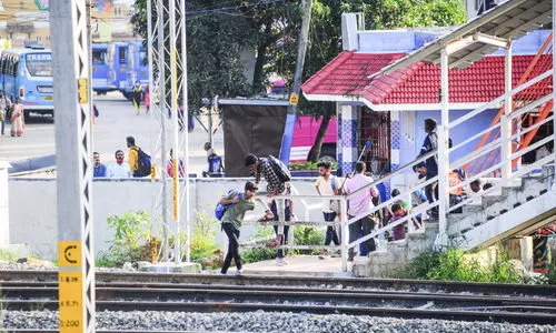റെ​യി​ൽ​വേ സ്റ്റേ​ഷ​നി​ൽ​നി​ന്ന്​ നാ​ഗ​മ്പ​ടം പ്രൈ​വ​റ്റ്​ ബ​സ്​​സ്റ്റാ​ൻ​ഡി​ലേ​ക്കു​ണ്ടാ​യി​രു​ന്ന വ​ഴി റെ​യി​ൽ​വേ അ​ട​ച്ചു