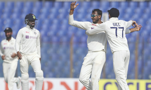 അരങ്ങേറ്റക്കാരൻ സാക്കിർ ഹസന് സെഞ്ച്വറി; ബംഗ്ലാദേശ് പൊരുതുന്നു; ഇന്ത്യക്ക് ജയം നാലു വിക്കറ്റ് അകലെ