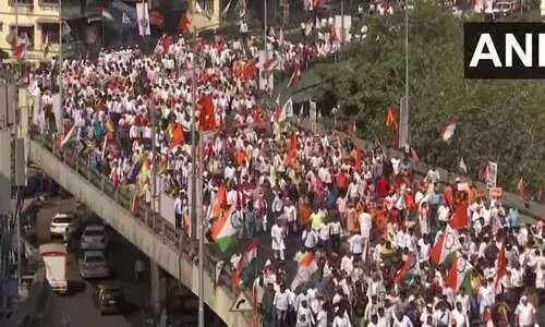 മഹാരാഷ്ട്രയിൽ ഗവർണർക്കും ഷിൻഡെ സർക്കാറിനുമെതിരെ കൂറ്റൻ റാലിയുമായി പ്രതിപക്ഷം