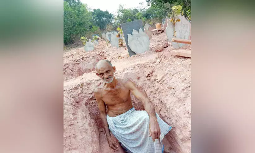 ഈ മീസാൻ കല്ലുകൾക്കിടയിൽ മുഹമ്മദ് കുട്ടിയുടെ ജീവിതമുണ്ട്