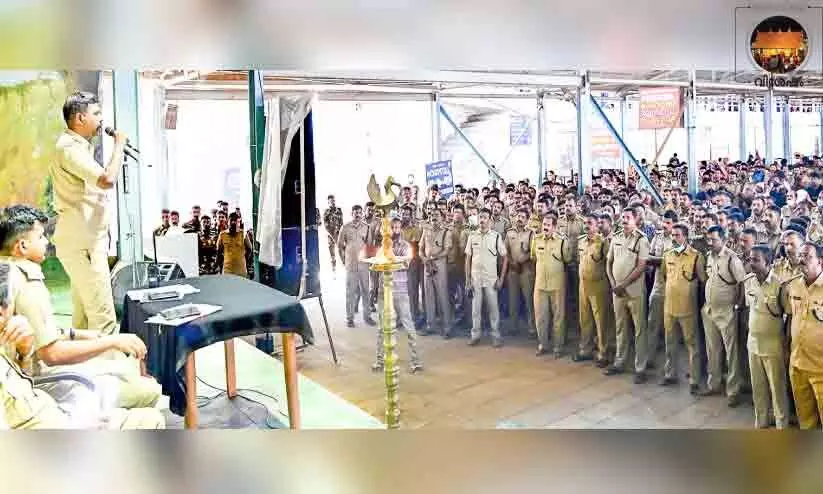 ശബരിമലയിൽ പൊലീസിന്റെ നാലാംബാച്ച് ചുമതലയേറ്റു ശബരിമലയിൽ പൊലീസിന്റെ നാലാംബാച്ച് ചുമതലയേറ്റു