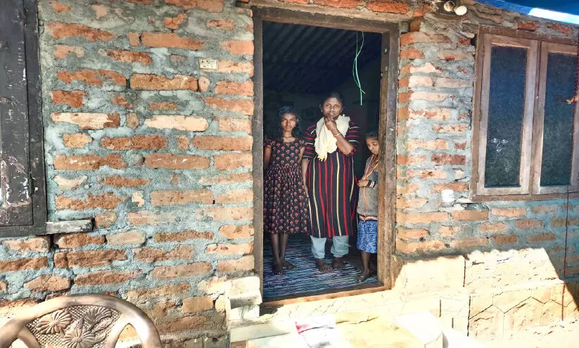 ഭർത്താവിന്‍റെ അപ്രതീക്ഷിത മരണം; പെരുവഴിയിലായി റെനിതയും കുടുംബവും