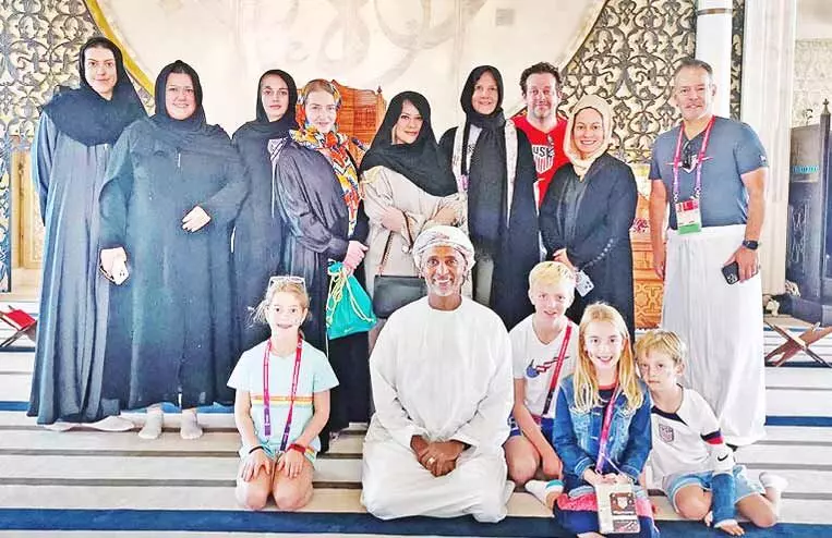 ലോകകപ്പ് ഫുട്ബാൾ: സമാധാന സന്ദേശം പകർന്ന് ഒമാനികൾ ലോകകപ്പ് ഫുട്ബാൾ: സമാധാന സന്ദേശം പകർന്ന് ഒമാനികൾ