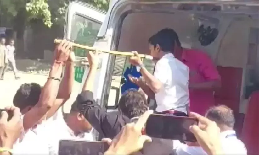 കായികമേളക്കിടെ സഹപാഠി എറിഞ്ഞ ജാവലിൻ കഴുത്തിൽ തുളച്ച് കയറി; വിദ്യാർഥിക്ക് ഗുരുതര പരിക്ക് കായികമേളക്കിടെ സഹപാഠി എറിഞ്ഞ ജാവലിൻ കഴുത്തിൽ തുളച്ച് കയറി; വിദ്യാർഥിക്ക് ഗുരുതര പരിക്ക്