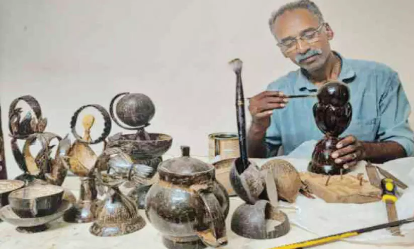 ചിരട്ടയിൽ ലോകകപ്പ് മെനഞ്ഞ് മാത്യു