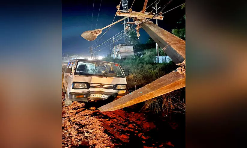 ഒമ്നി വാനിടിച്ച് വൈദ്യുതിക്കാൽ പൊട്ടിവീണു; മദ്യലഹരിയിൽ ഡ്രൈവർ അറസ്റ്റിൽ
