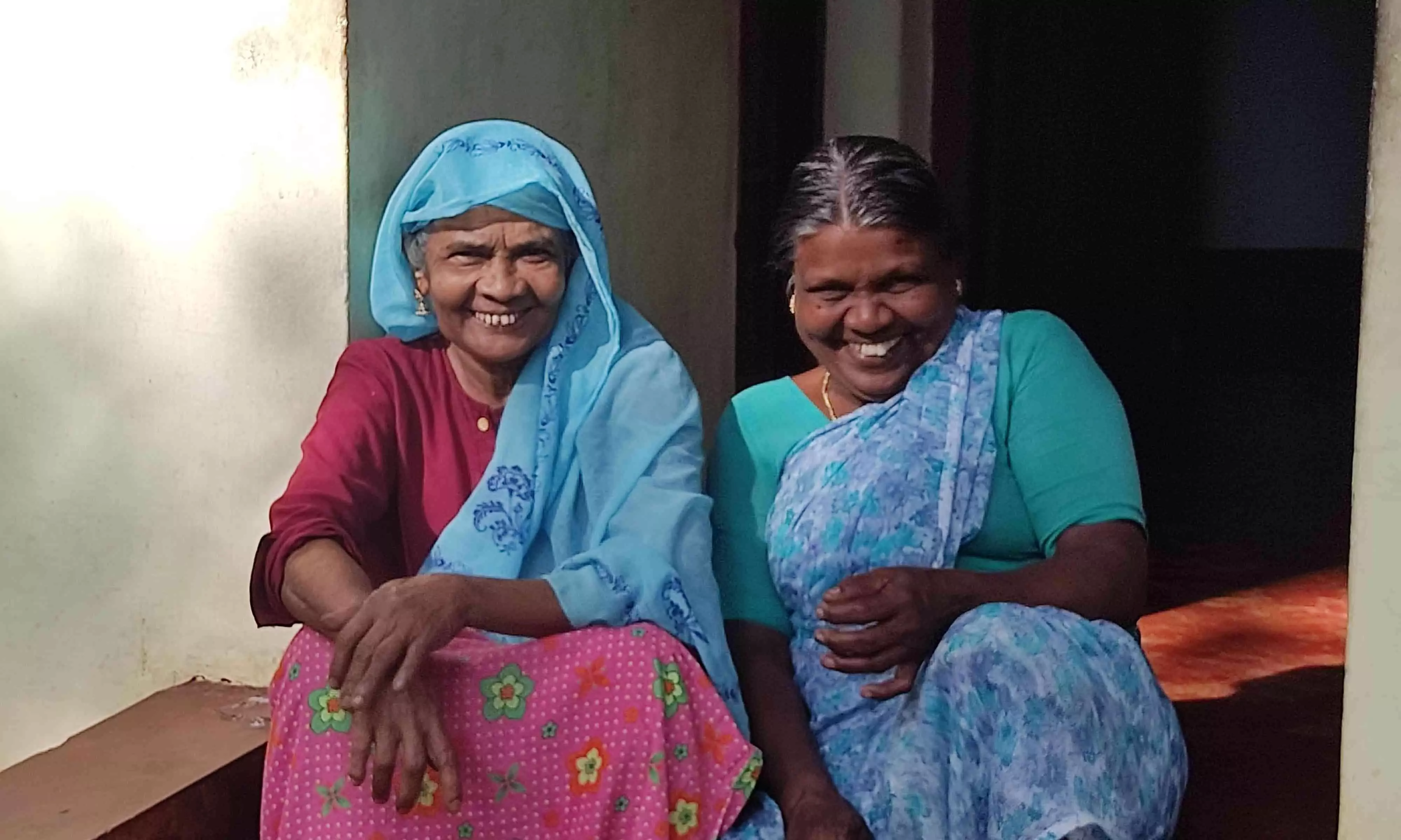 ദേവിക്ക് അന്തിയുറങ്ങാൻ വീടില്ല; അഭയം നൽകി ഫാത്തിമ ദേവിക്ക് അന്തിയുറങ്ങാൻ വീടില്ല; അഭയം നൽകി ഫാത്തിമ