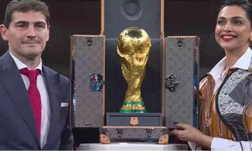 കപ്പ് അനാവരണം ചെയ്ത് ദീപിക; വിശ്വവേദിയിൽ അഭിമാന സാന്നിധ്യമായി ഇന്ത്യക്കാരി കപ്പ് അനാവരണം ചെയ്ത് ദീപിക; വിശ്വവേദിയിൽ അഭിമാന സാന്നിധ്യമായി ഇന്ത്യക്കാരി