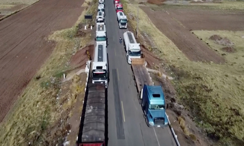 Peru-Bolivia border blocked by protesters Peru-Bolivia border blocked by protesters
