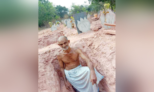 ഈ മീസാൻ കല്ലുകൾക്കിടയിൽ മുഹമ്മദ് കുട്ടിയുടെ ജീവിതമുണ്ട്