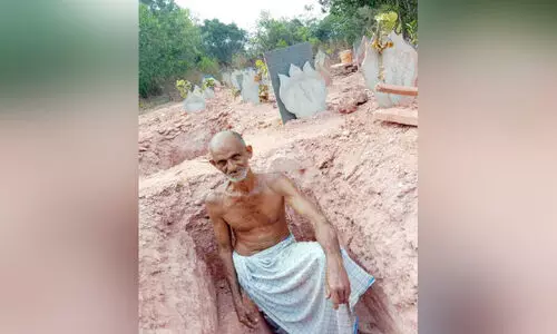 ഈ മീസാൻ കല്ലുകൾക്കിടയിൽ മുഹമ്മദ് കുട്ടിയുടെ ജീവിതമുണ്ട്