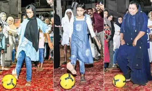 ഫുഡ് ആൻഡ് ബാൾ കാർണിവൽ: കോളടിച്ച് വനിത ഷൂട്ടൗട്ട് ഫുഡ് ആൻഡ് ബാൾ കാർണിവൽ: കോളടിച്ച് വനിത ഷൂട്ടൗട്ട്