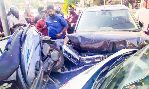 അമിത വേഗത്തിൽ എത്തിയ   ആംബുലൻസ് ഇടിച്ച് കാർ തകർന്നു