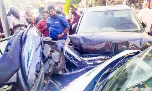 അമിത വേഗത്തിൽ എത്തിയ   ആംബുലൻസ് ഇടിച്ച് കാർ തകർന്നു