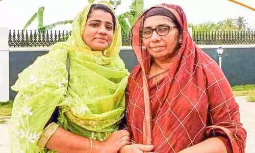 ഇമ്പമാർന്ന ഇശലുകളുമായി മാപ്പിളപ്പാട്ട് വേദി കീഴടക്കി ഉമ്മയും മകളും