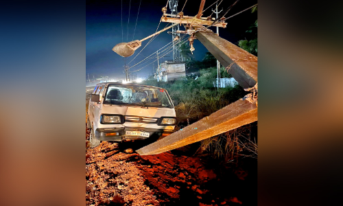 ഒമ്നി വാനിടിച്ച് വൈദ്യുതിക്കാൽ പൊട്ടിവീണു; മദ്യലഹരിയിൽ ഡ്രൈവർ അറസ്റ്റിൽ