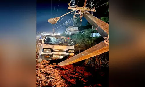 ഒമ്നി വാനിടിച്ച് വൈദ്യുതിക്കാൽ പൊട്ടിവീണു; മദ്യലഹരിയിൽ ഡ്രൈവർ അറസ്റ്റിൽ