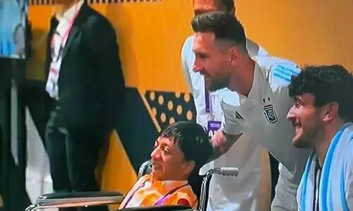 ഫൈനലിന് കിക്കോഫ് വിസിൽ മുഴങ്ങൂം മുമ്പ് മെസ്സിയും ആസിമും ഒരു ഫ്രെയിമിൽ ഫൈനലിന് കിക്കോഫ് വിസിൽ മുഴങ്ങൂം മുമ്പ് മെസ്സിയും ആസിമും ഒരു ഫ്രെയിമിൽ