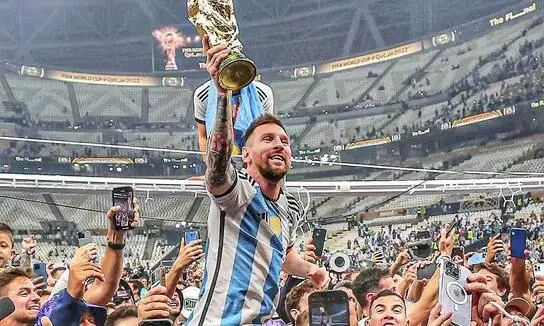 അടുത്ത ലോകകപ്പിലും 10ാം നമ്പർ ജഴ്സി മെസ്സിക്കായി കാത്തുവെക്കുമെന്ന് സ്കലോണി അടുത്ത ലോകകപ്പിലും 10ാം നമ്പർ ജഴ്സി മെസ്സിക്കായി കാത്തുവെക്കുമെന്ന് സ്കലോണി