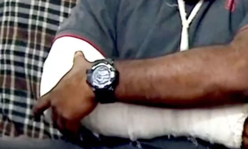 മകനെ സ്കൂൾ ബസിൽ കയറ്റാത്തത് ചോദ്യംചെയ്ത പിതാവിന് ഡ്രൈവർമാരുടെ ക്രൂരമർദനം മകനെ സ്കൂൾ ബസിൽ കയറ്റാത്തത് ചോദ്യംചെയ്ത പിതാവിന് ഡ്രൈവർമാരുടെ ക്രൂരമർദനം