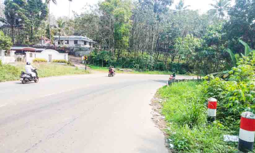 അപകടക്കെണിയായി പട്ടിത്താനം രത്നഗിരി പള്ളിവളവ് അപകടക്കെണിയായി പട്ടിത്താനം രത്നഗിരി പള്ളിവളവ്