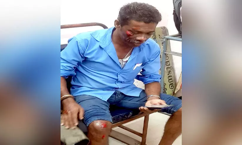 തെരുവുനായ്​ക്കൂട്ടത്തിന്‍റെ ആക്രമണം; കെ.എസ്.ആർ.ടി.സി കണ്ടക്ടര്‍ക്ക് പരിക്ക്