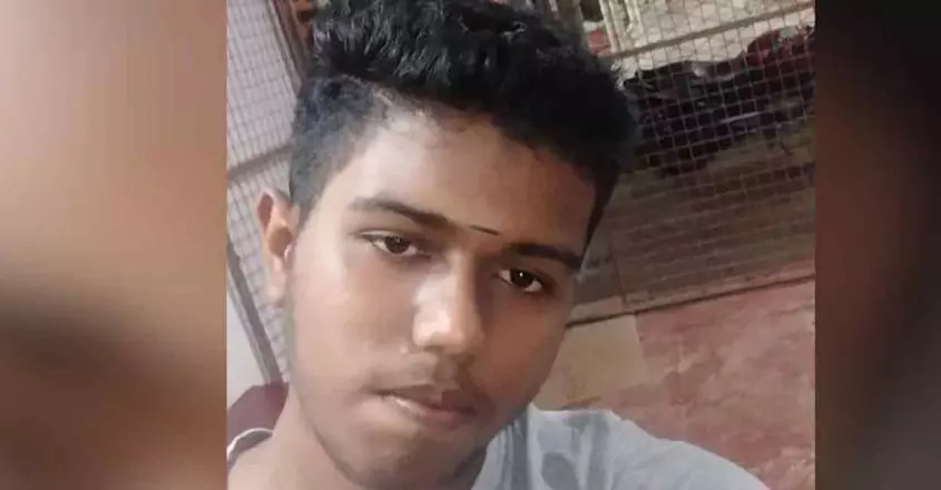 ലോകകപ്പ് വിജയാഘോഷം: പതിനേഴുകാരൻ കുഴഞ്ഞുവീണു മരിച്ചു ലോകകപ്പ് വിജയാഘോഷം: പതിനേഴുകാരൻ കുഴഞ്ഞുവീണു മരിച്ചു