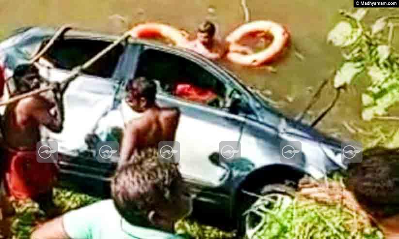 കാർ പുഴയിലേക്ക് മറിഞ്ഞ് ദമ്പതികളും കൊച്ചുമകനും മരിച്ചു കാർ പുഴയിലേക്ക് മറിഞ്ഞ് ദമ്പതികളും കൊച്ചുമകനും മരിച്ചു