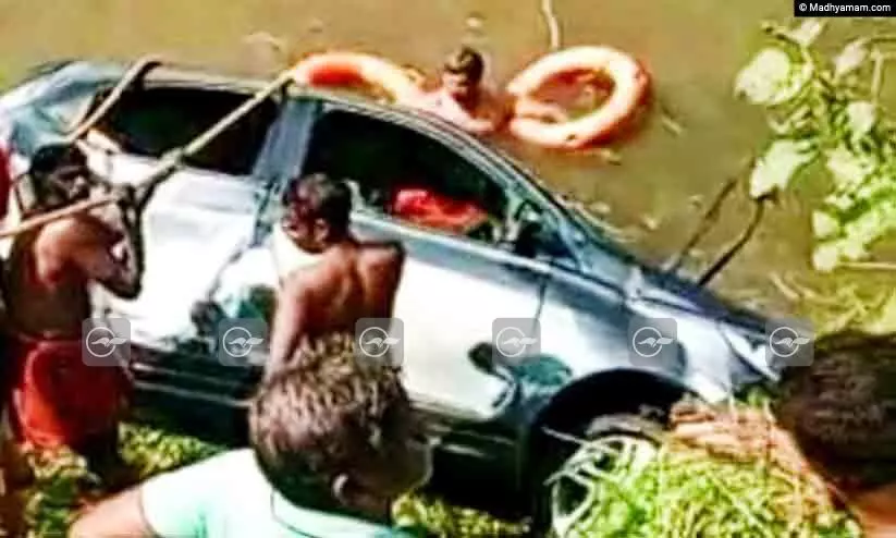 കാർ പുഴയിലേക്ക് മറിഞ്ഞ് ദമ്പതികളും കൊച്ചുമകനും മരിച്ചു കാർ പുഴയിലേക്ക് മറിഞ്ഞ് ദമ്പതികളും കൊച്ചുമകനും മരിച്ചു