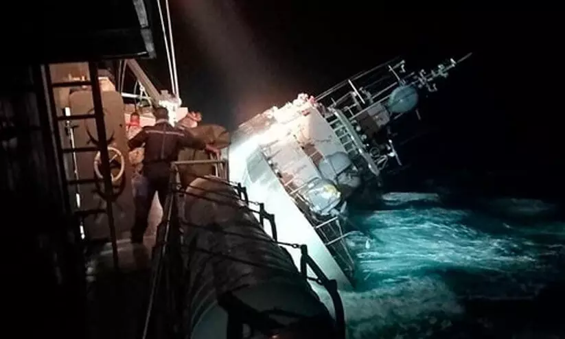 Thai navy ship sinks with over 100 sailors, 31 still in water Thai navy ship sinks with over 100 sailors, 31 still in water
