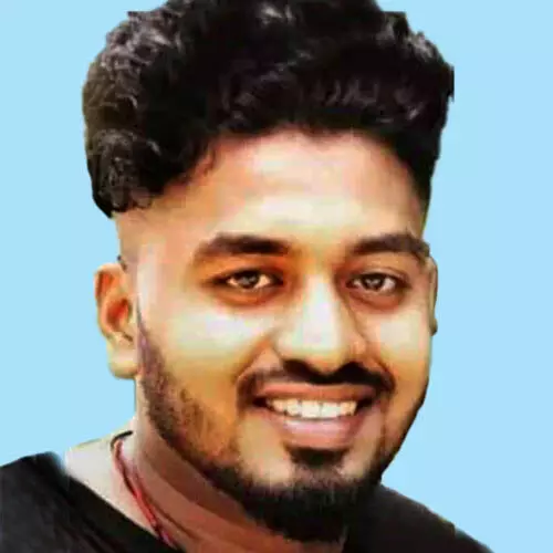 ബൈ​ക്ക് വൈ​ദ്യു​തി​ത്തൂ​ണി​ലി​ടി​ച്ച് യു​വാ​വ് മ​രി​ച്ചു