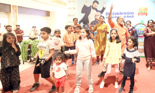 ചാക്കോച്ചനെ വിളിച്ച്​ ഒമാനി; പുഷ്അപ്​ അടിച്ച്​ ജയിച്ച്​ പാകിസ്താനി