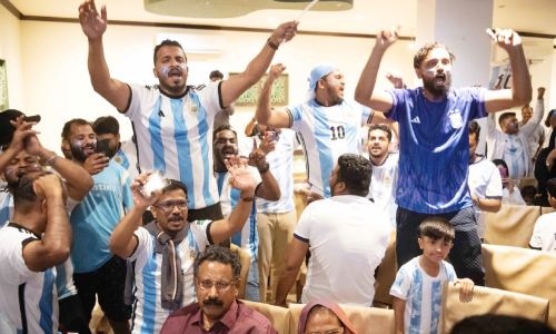 ഫുൾ ജന്റീന...; ഒ​മാ​നി​ലെ ഫാ​ൻ സോ​ണു​ക​ളി​ൽ   ഫു​ട്​​ബാ​ൾ ആ​വേ​ശം അ​ണ​പൊ​ട്ടി