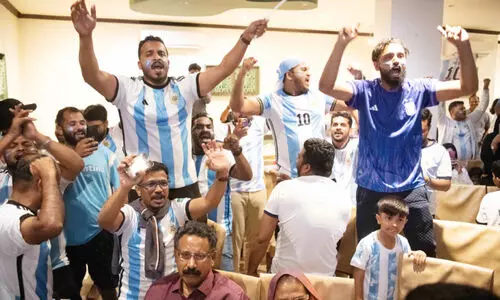 ഫുൾ ജന്റീന...; ഒ​മാ​നി​ലെ ഫാ​ൻ സോ​ണു​ക​ളി​ൽ   ഫു​ട്​​ബാ​ൾ ആ​വേ​ശം അ​ണ​പൊ​ട്ടി