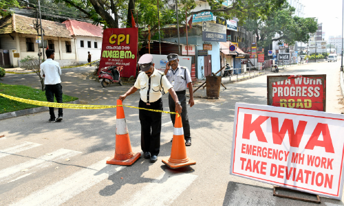 മാൻഹോൾ​ ജോലികൾ തുടങ്ങി; തലസ്ഥാനത്തെ നിയന്ത്രണങ്ങളിൽ കുരുങ്ങി ജനം
