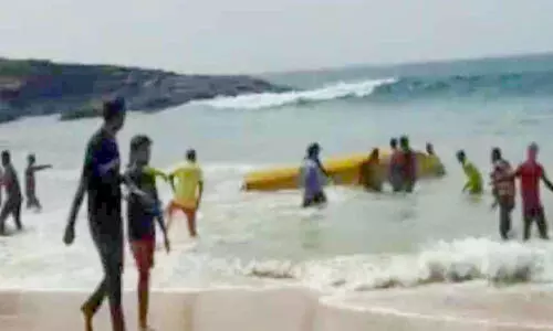 തിരയിൽപെട്ട് ബോട്ട് മറിഞ്ഞു