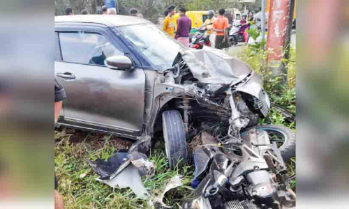 ലക്കിടിയിൽ കാറും ബൈക്കും കൂട്ടിയിടിച്ച് നാലുപേർക്ക് പരിക്ക്