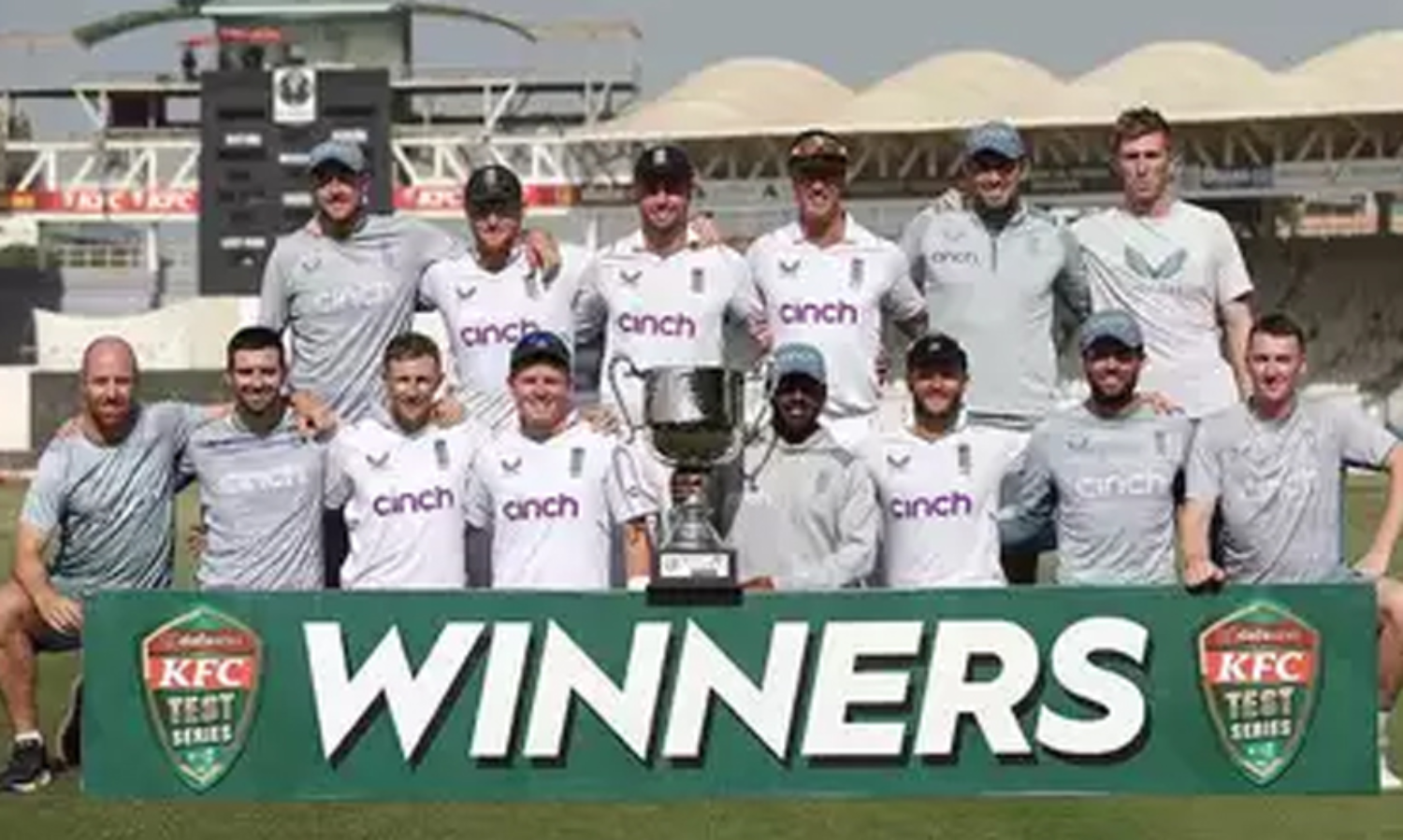 പരമ്പര തൂത്തുവാരി ഇംഗ്ലണ്ട്; മൂന്നാം ടെസ്റ്റിൽ പാകിസ്താനെ തോൽപിച്ചത് എട്ടു വിക്കറ്റിന്