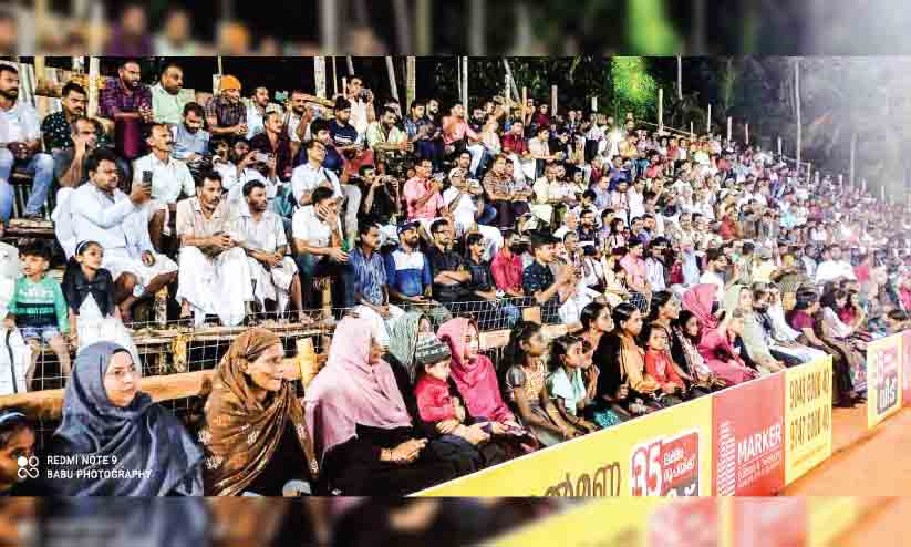 മലപ്പുറം ജില്ലയിൽ സെവൻസ് ഫുട്ബാളിന് ആരവമുയർന്നു മലപ്പുറം ജില്ലയിൽ സെവൻസ് ഫുട്ബാളിന് ആരവമുയർന്നു