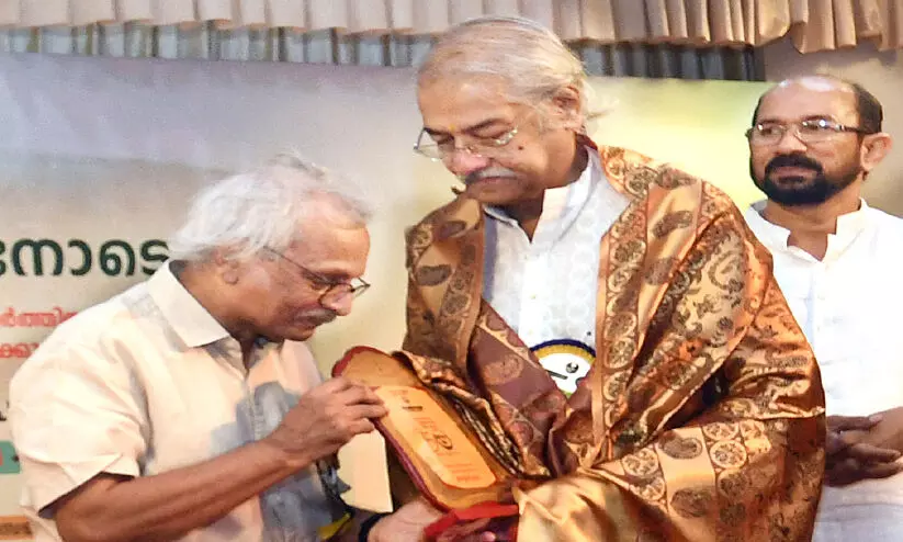 വിവാദങ്ങളുണ്ടാക്കിയാലേ ഇന്ന് മുഖ്യധാരയിൽ നിൽക്കാനാവൂ -എം. മുകുന്ദൻ വിവാദങ്ങളുണ്ടാക്കിയാലേ ഇന്ന് മുഖ്യധാരയിൽ നിൽക്കാനാവൂ -എം. മുകുന്ദൻ