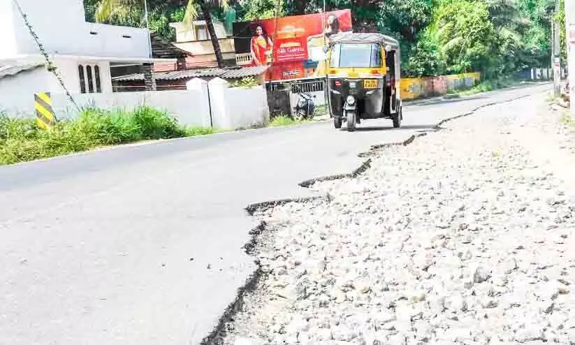കായംകുളം-പത്തനാപുരം സംസ്ഥാനപാത; സുരക്ഷ ഒരുക്കാതെ പുനരുദ്ധാരണം കായംകുളം-പത്തനാപുരം സംസ്ഥാനപാത; സുരക്ഷ ഒരുക്കാതെ പുനരുദ്ധാരണം