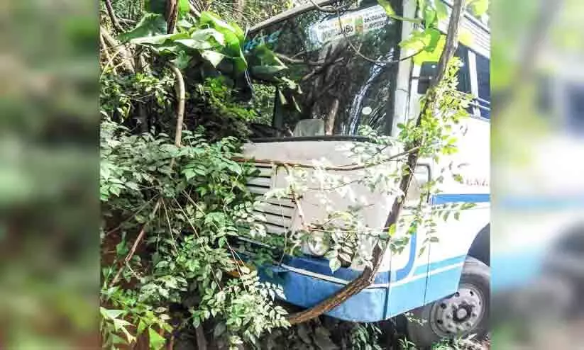 ദേശീയപാതയിൽ കെ.​എ​സ്.​ആ​ർ.​ടി.​സി ബ​സ്  അപകടത്തിൽപ്പെട്ടു: ദുരന്തം ഒഴിവായത് തലനാരിഴക്ക്