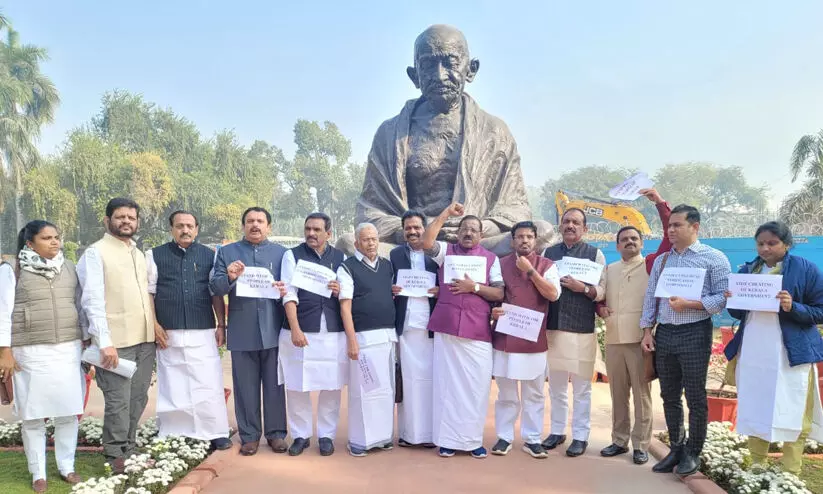 ബഫർ സോൺ: പാർലമെന്‍റ് വളപ്പിൽ യു.ഡി.എഫ് എം.പിമാരുടെ പ്രതിഷേധം