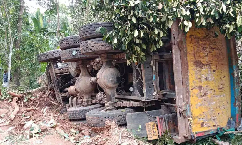 പാറയുമായി വന്ന ടോറസ് ലോറി നിയന്ത്രണംവിട്ട്​ മറിഞ്ഞു; അടയമണിൽ അപകടങ്ങൾ തുടർക്കഥ