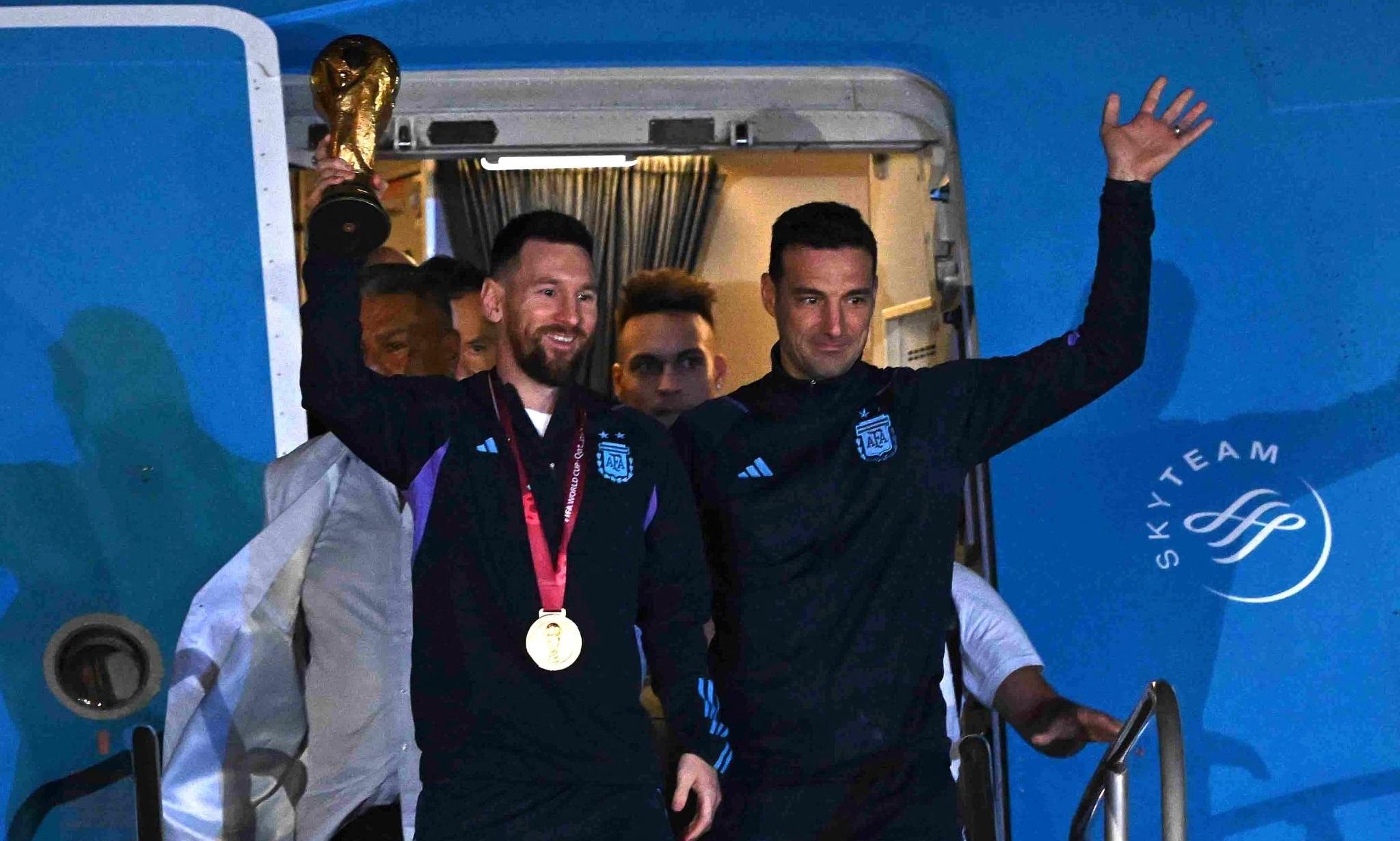 അർജന്റീനയിലെത്തി മെസ്സിപ്പട; നീലക്കടലായി തലസ്ഥാന നഗരം അർജന്റീനയിലെത്തി മെസ്സിപ്പട; നീലക്കടലായി തലസ്ഥാന നഗരം