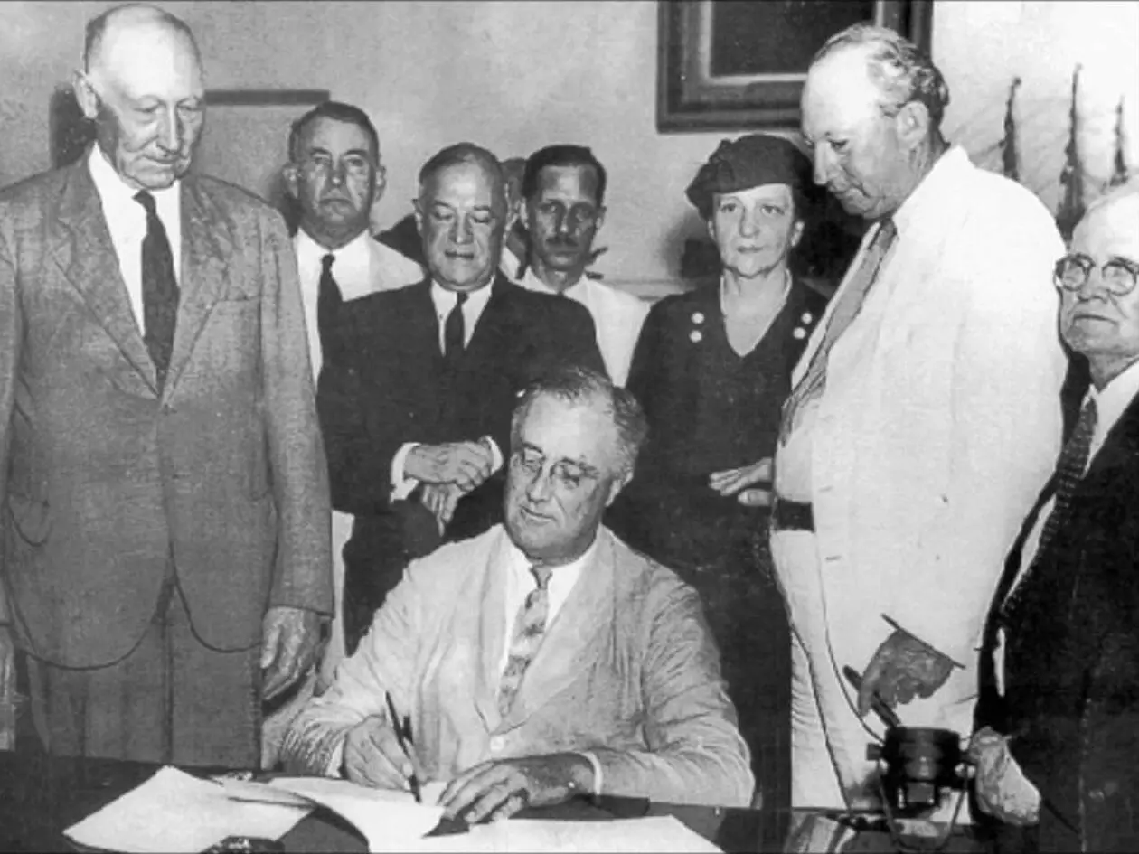 1935ലെ ഗവണ്മെന്റ് ഓഫ് ഇന്ത്യ ആക്ടിൽ ഒപ്പുവെക്കുന്നു