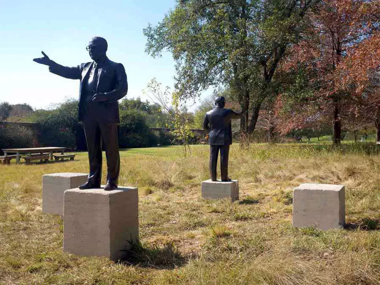 അംബേദ്കറെ പ്രമേയമാക്കിയ ഫോർത്ത് വേൾഡ് എന്ന റിയാസ് കോമുവിന്റെ ഇൻസ്റ്റലേഷൻ 