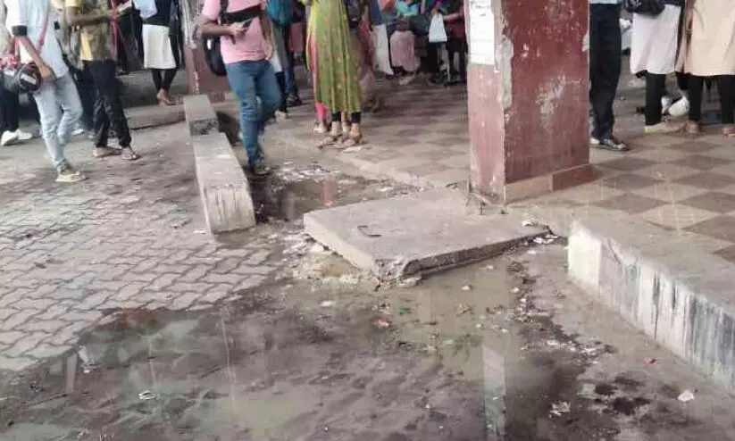 സെപ്റ്റിക് ടാങ്ക് പൊട്ടിയൊഴുകുന്നു സെപ്റ്റിക് ടാങ്ക് പൊട്ടിയൊഴുകുന്നു