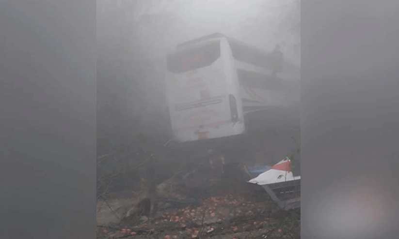 പുക മഞ്ഞ്; നോയിഡയിൽ ബസ് മറിഞ്ഞ് ഒരാൾ മരിച്ചു