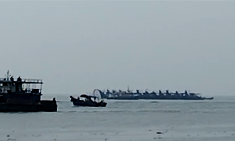 വൈപ്പിൻ ഹാർബറിൽ 12 വള്ളങ്ങൾ കെട്ട് പൊട്ടി കടലിലേക്ക് ഒഴുകി വൈപ്പിൻ ഹാർബറിൽ 12 വള്ളങ്ങൾ കെട്ട് പൊട്ടി കടലിലേക്ക് ഒഴുകി